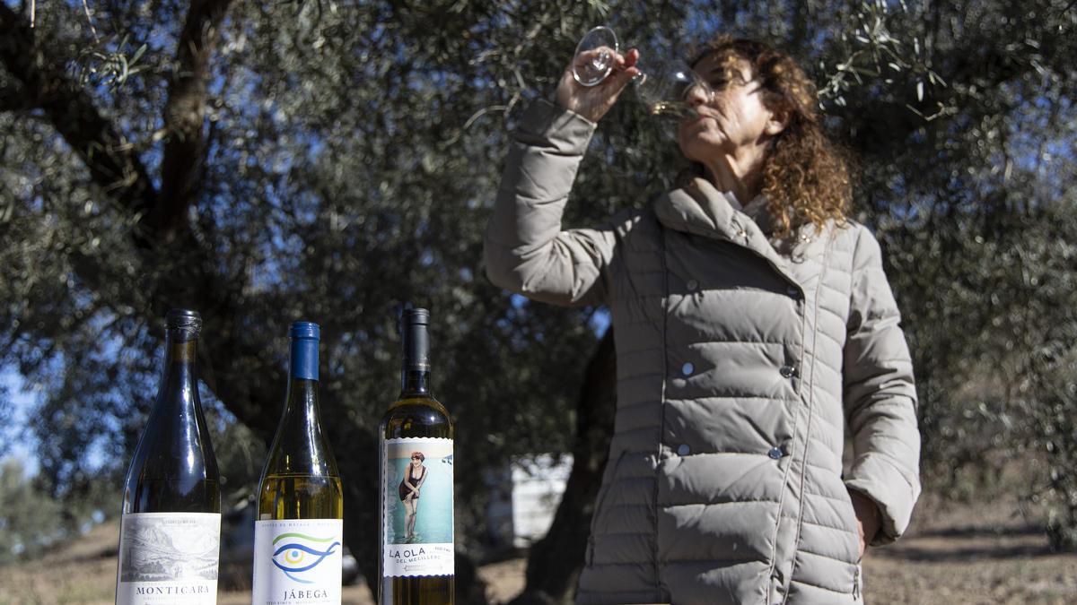 La empresaria vitivinícola Victoria Ordóñez degusta uno de sus vinos procedentes de las viñas del paraje natural Montes de Málaga.