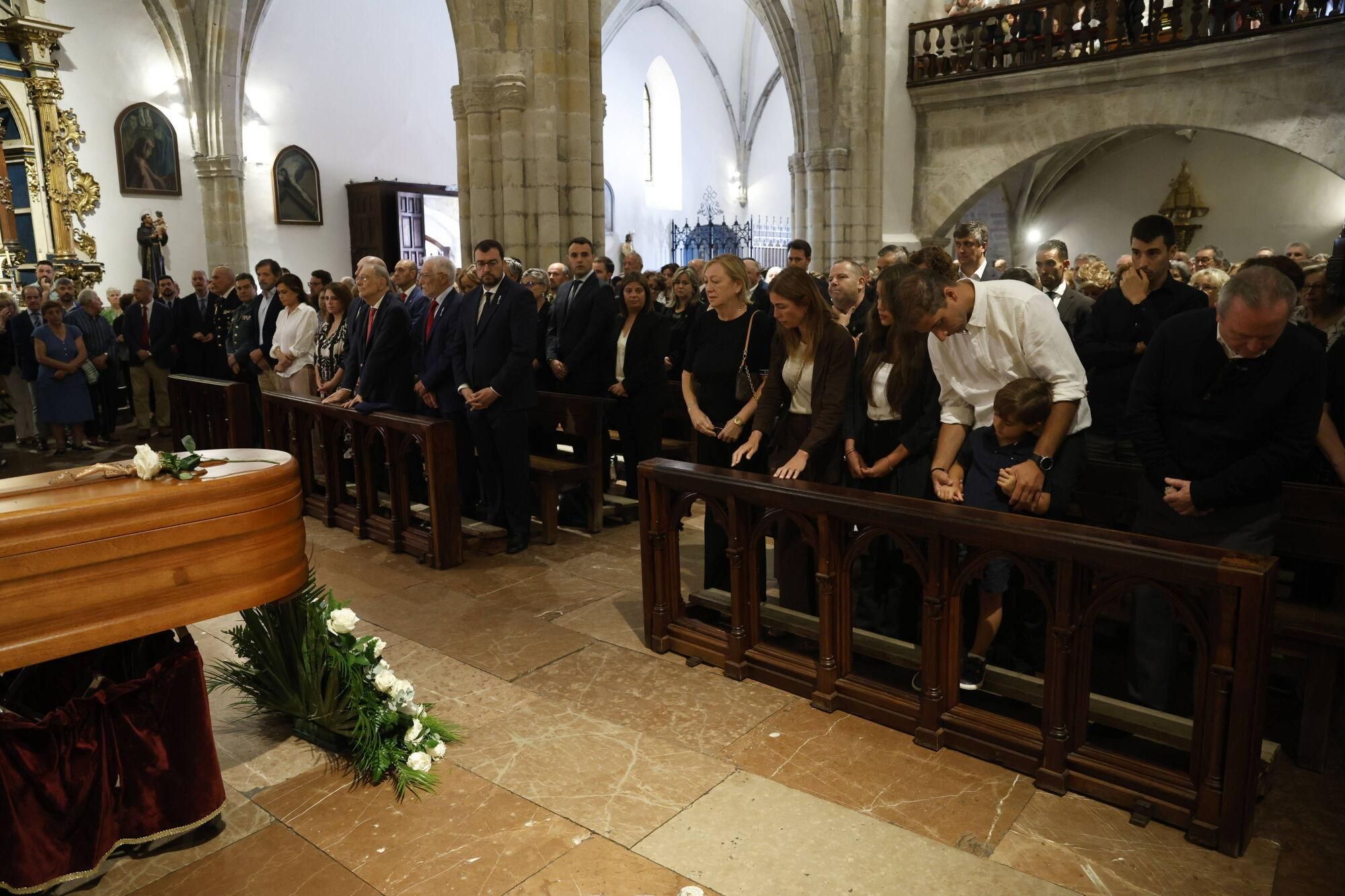 Las imágenes del funeral de Antonio Trevín en la basílica de Llanes.