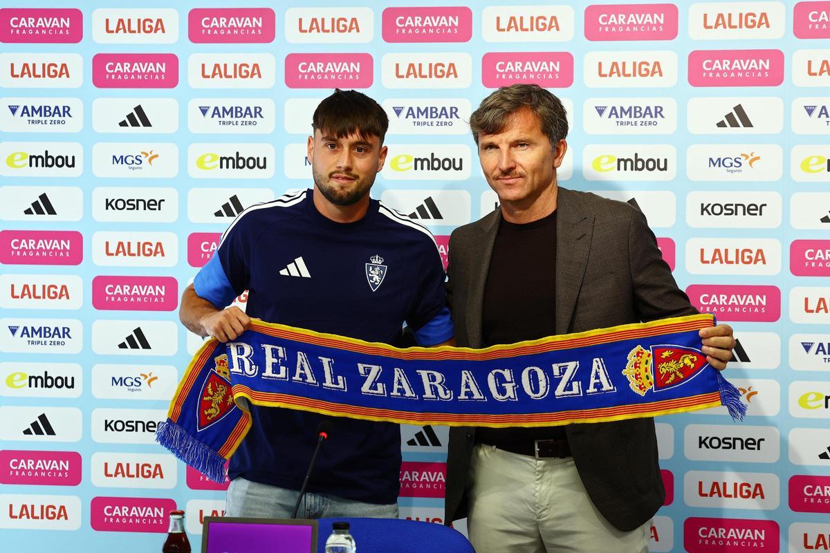 Jaume Jardí y Lalo Arantegui, en la presentación del futbolista catalán.