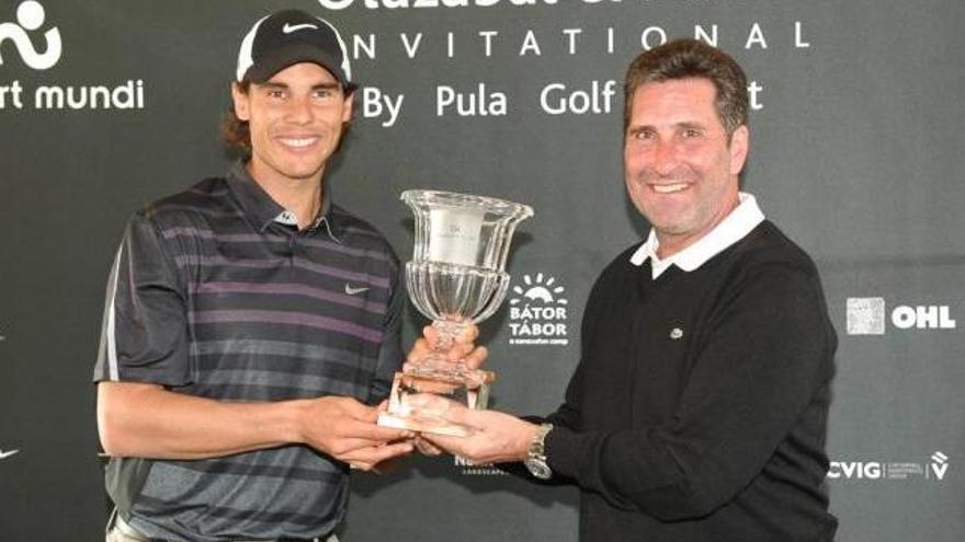 Olazábal, diseñador del campo de Pula en donde se jugó el torneo, entregó el trofeo a Nadal.