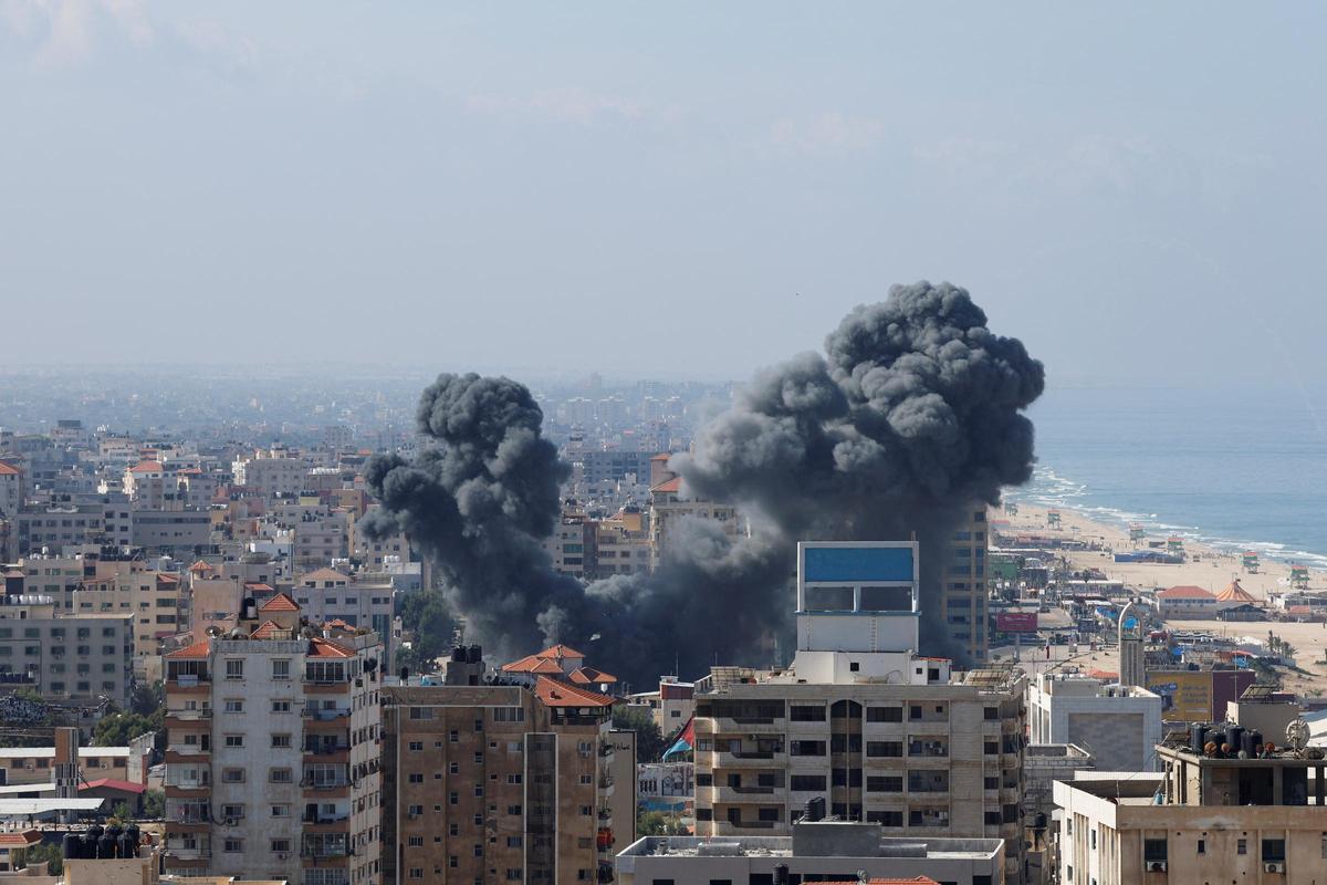 Humo en edificios residenciales de la ciudad de Gaza tras bombardeos de Israel