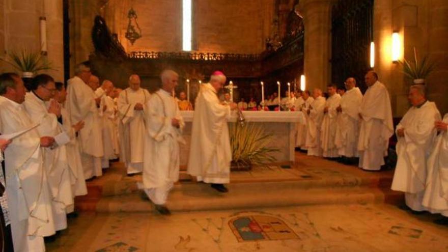 Monseñor Quinteiro Fiuza presidió la Misa Crismal concelebrada en la catedral de Tui.  // E. G.