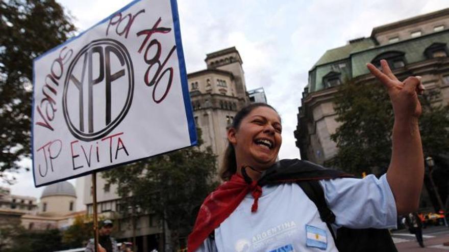 Una joven argentina celebra la expropiación. | efe