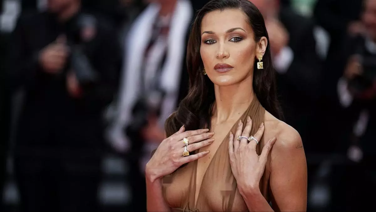 Veto al 'Naked dress' en Cannes: ?por qu谷 el festival proh赤be a las estrellas pisar la alfombra roja medio desnudas?