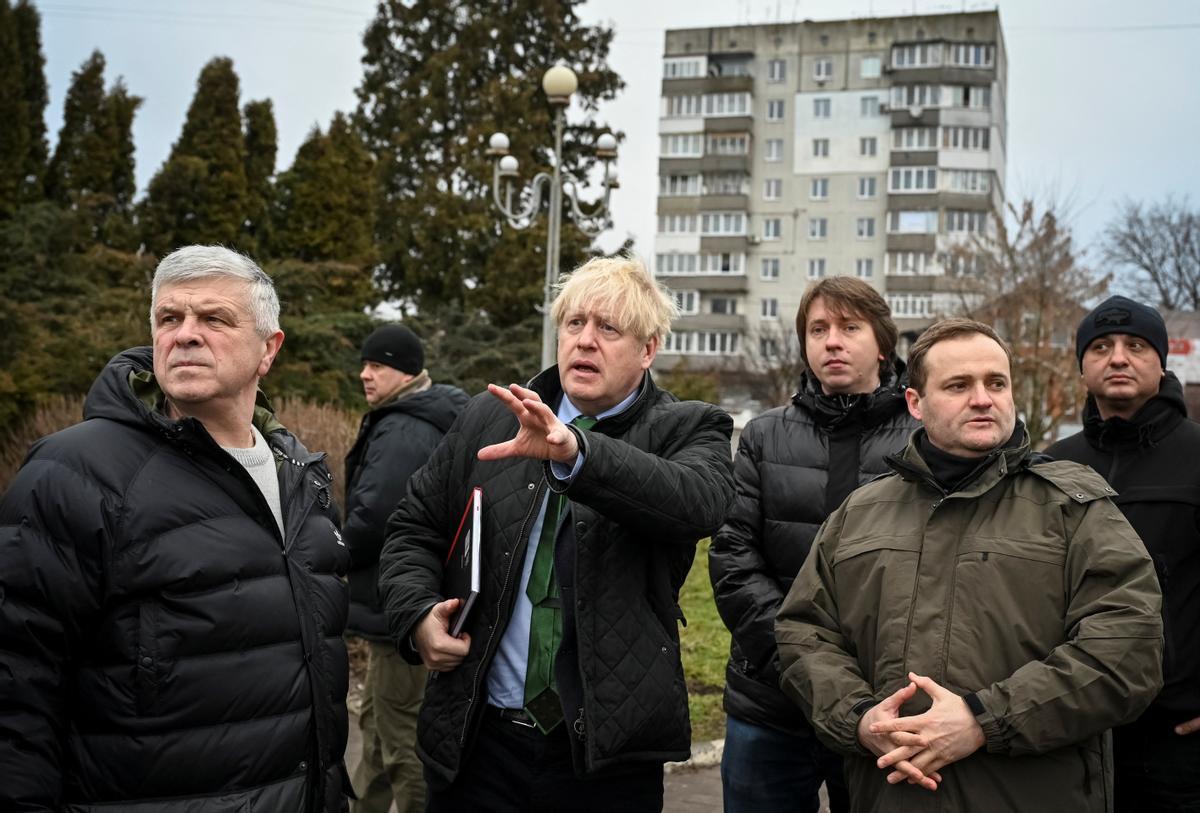 El presidente ucraniano Volodymyr Zelensky da la bienvenida al ex primer ministro británico Boris Johnson para una reunión en Kyiv, Ucrania, el 22 de enero de 2022 en medio de la invasión rusa.