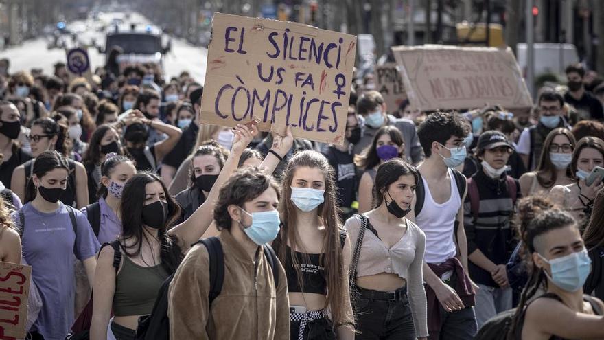 Radiografia de la violència sexual a Catalunya: ni tanta droga a la beguda ni tantes ‘manades’