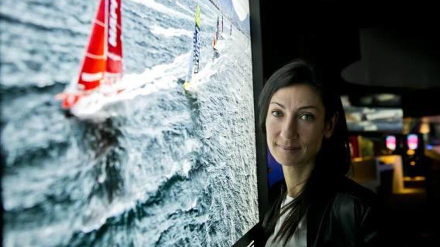 Ainhoa posa junto a una de sus fotos expuesta en «Zoom-In» que puede verse en el Museo de la Volvo Ocean Race.
