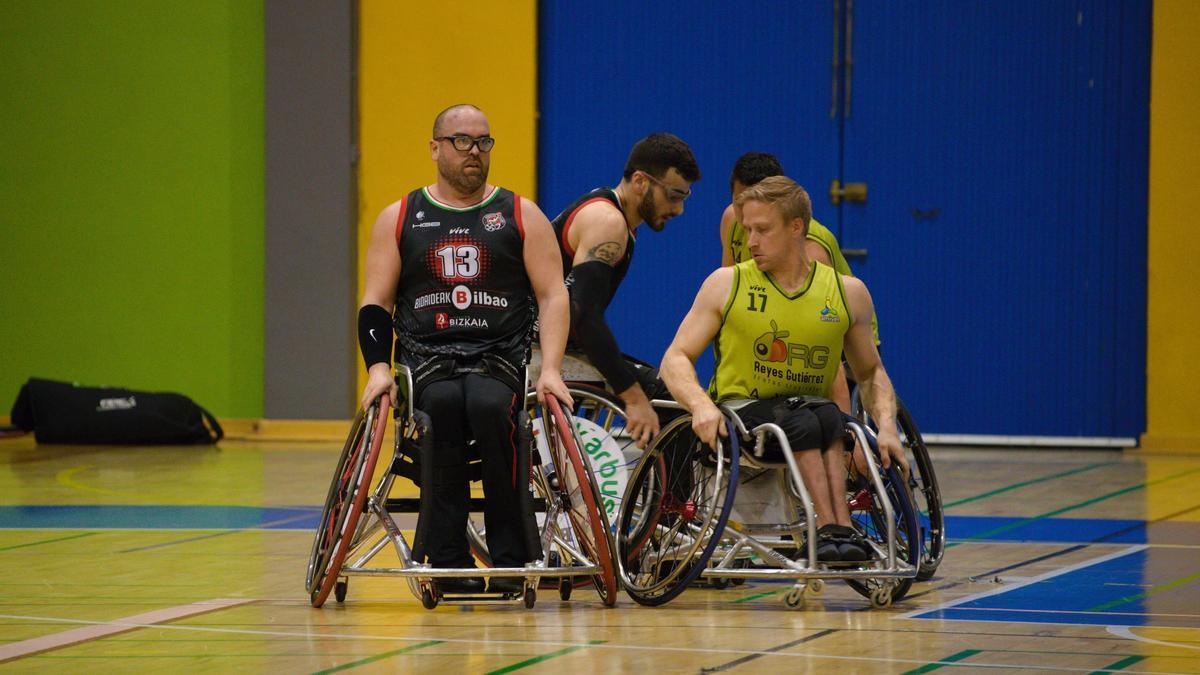 Jugadores del Amivel durante el partido en Bilbao.