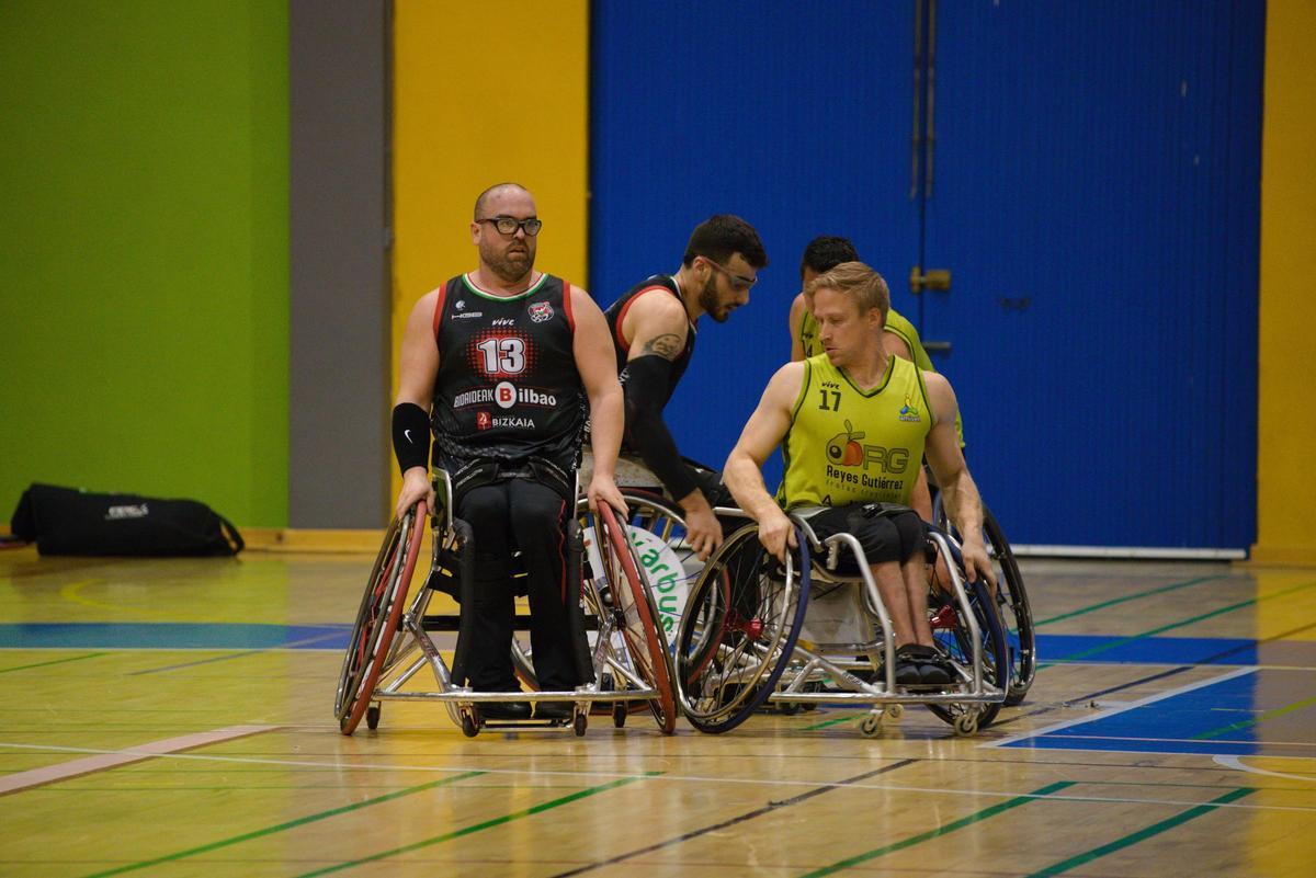 Jugadores del Amivel durante el partido en Bilbao.