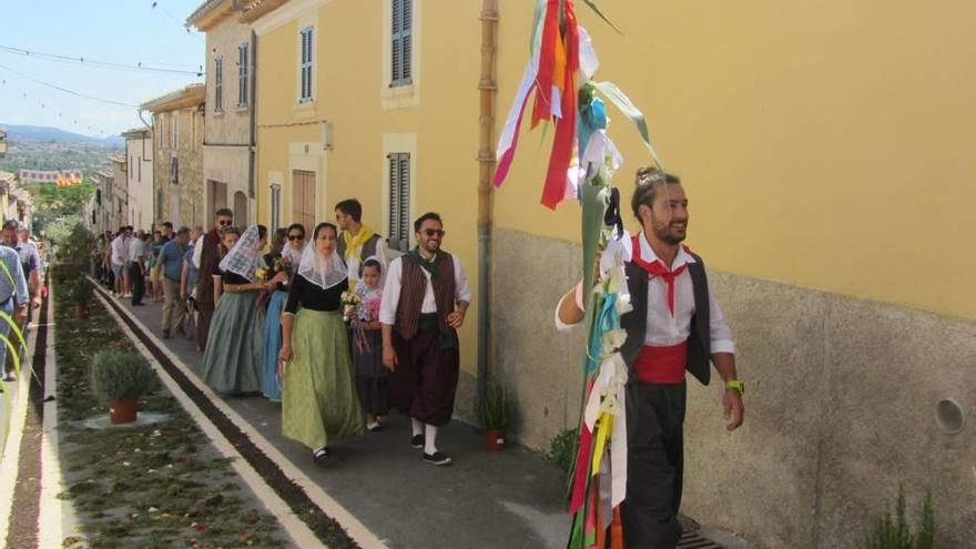 La comitiva precedida por el &#039;fadrí&#039; pasa por un adornado carrer Major.