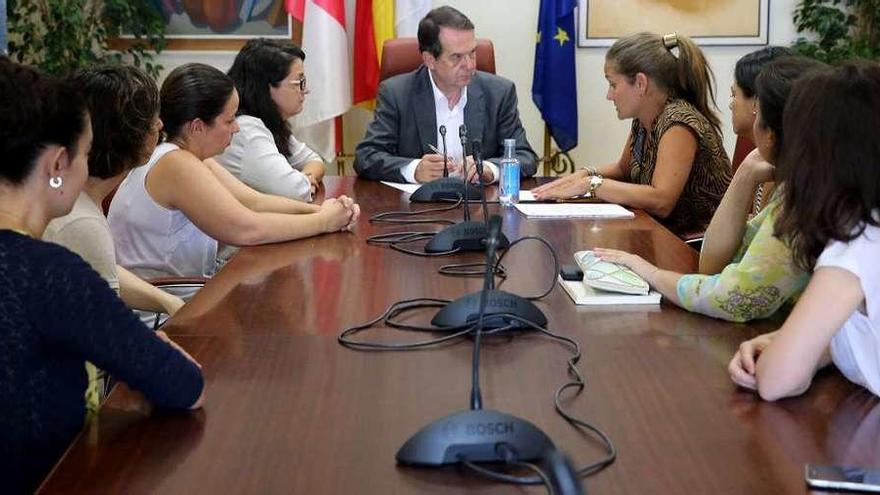 Representantes de las matronas de Primaria de Vigo, ayer, en la entrevista con el alcalde. // Marta G. Brea