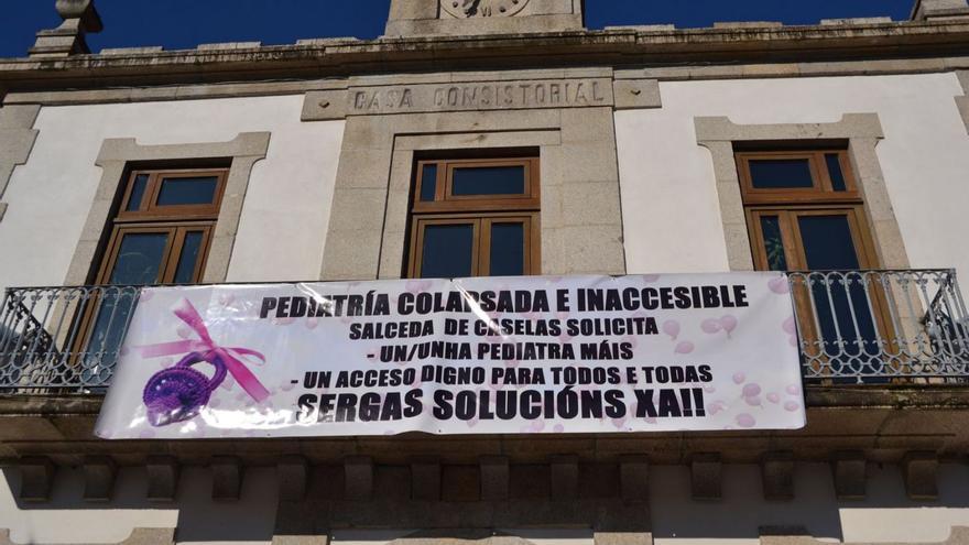 Pancarta instalada en 2015, cuando ya se pedía una segunda plaza de pediatra en Salceda. |   // FARO