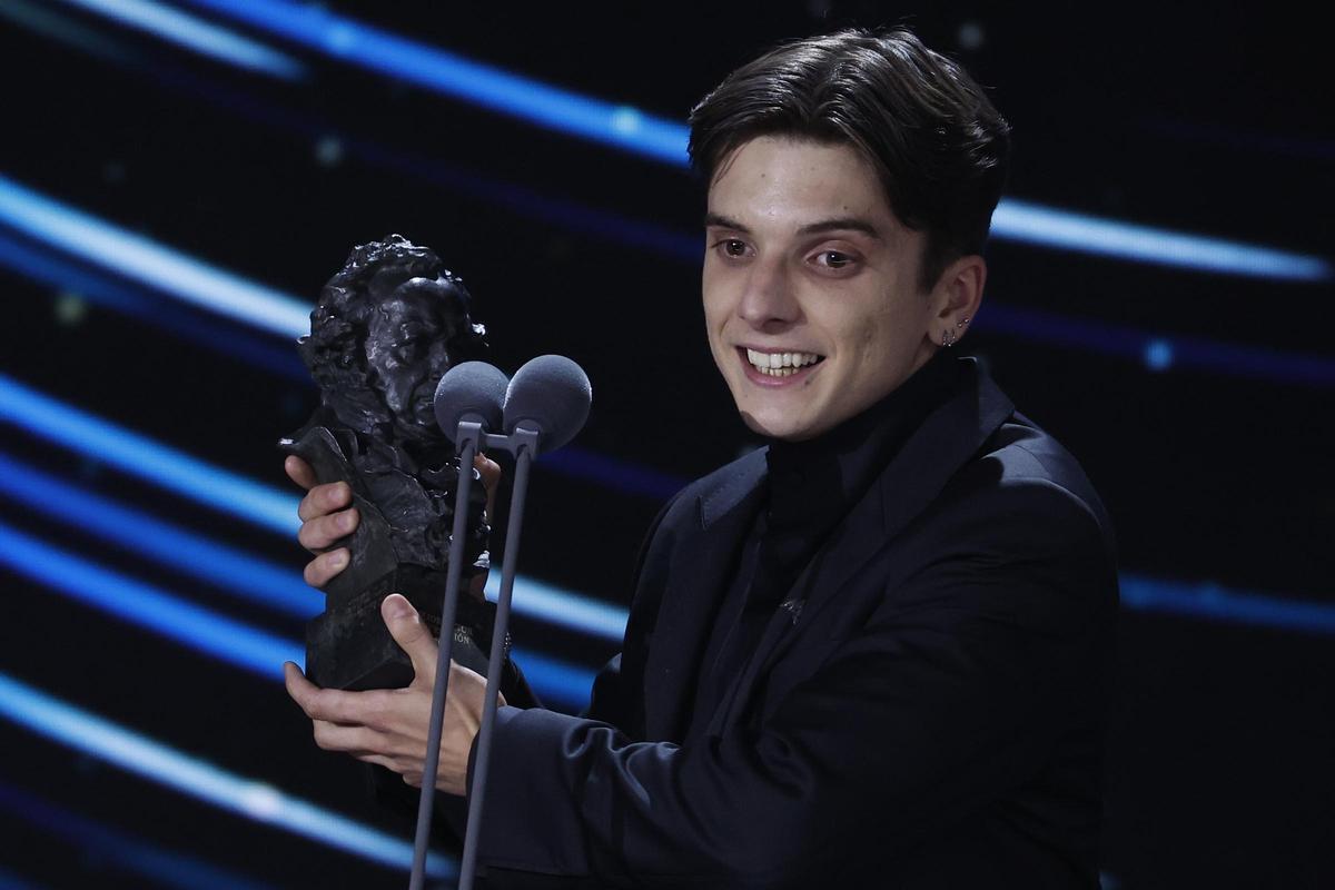El actor argentino Matias Recalt tras recibir el Goya a ´Mejor actor revelación´ por su trabajo en ´La sociedad de la nieve´.