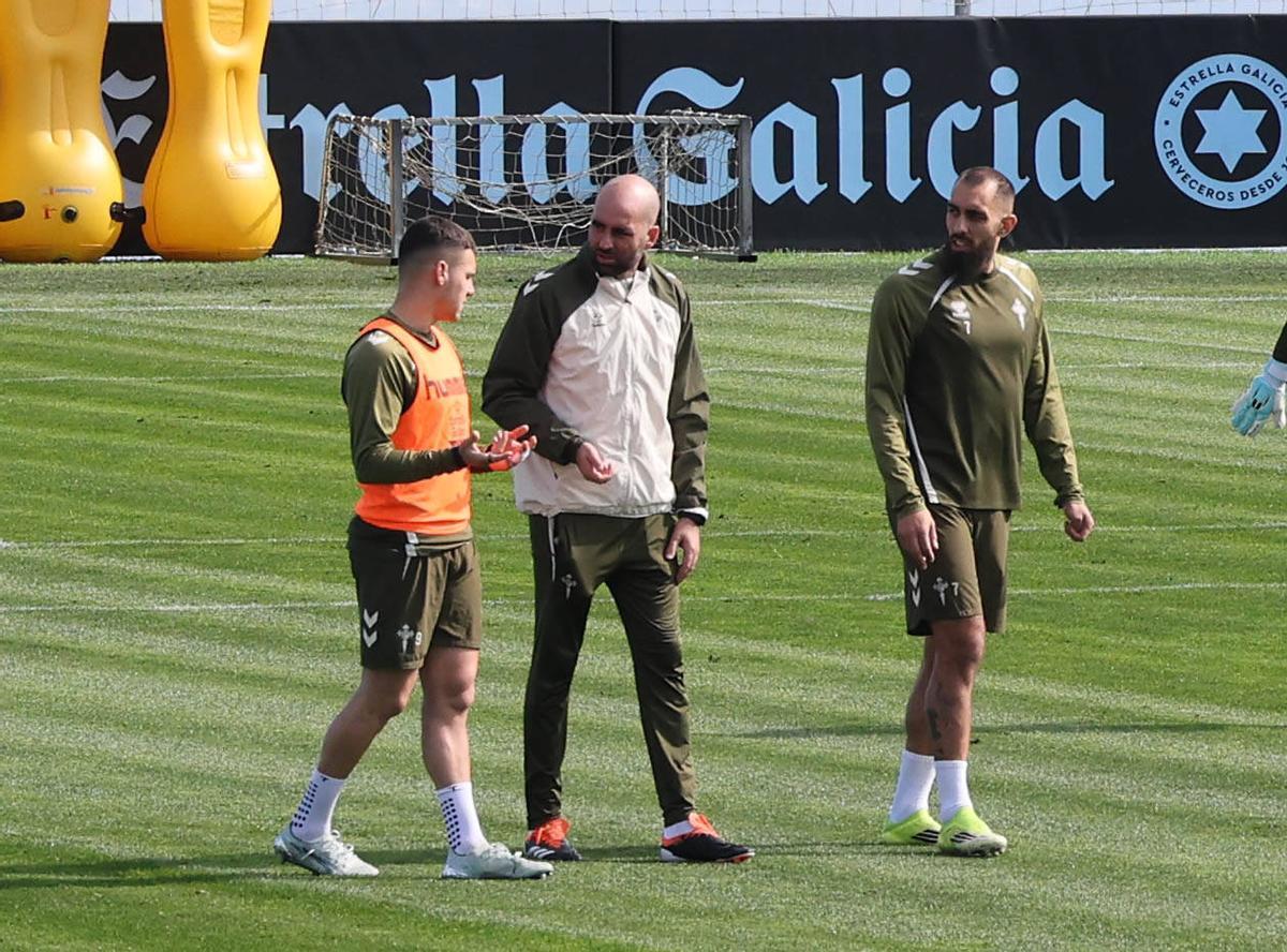 Giráldez conversa con Jutglà y Borja Iglesias durante el entrenamiento de ayer en Afouteza.