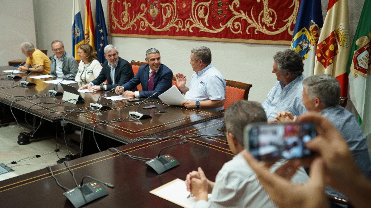 Instante previo a la reunión mantenida ayer por el Gobierno con los productores del sector primario.