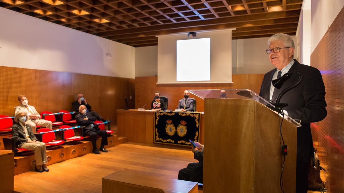 El arquitecto pontevedrés durante su discurso de ingreso en la RAGC/ Suso Rivas