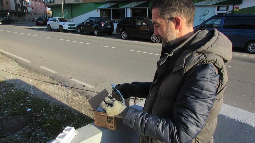 Un operario, trabajando en la colocación de las cámaras ayer.