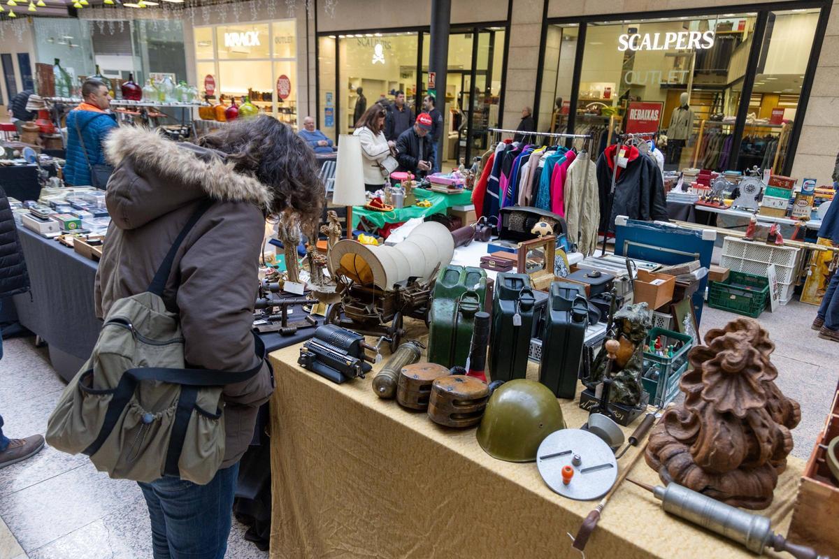 Do aritmómetro ao Playmobil sen esquecer o máis 'vintage': a Feira de Antigüidades triunfa en Área Central