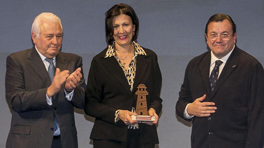 Antonio y María Jesús Arias, de Vectalia, grupo al que pertenece La Alcoyana, reciben este reconocimiento de manos de Francisco Gómez, presidente de AEFA