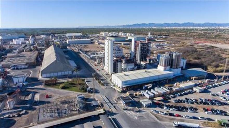 Extinguido un incendio en una planta química del Serrallo