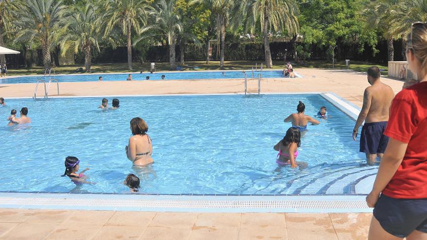 Las piscinas municipales descubiertas de Elche se preparan para el verano