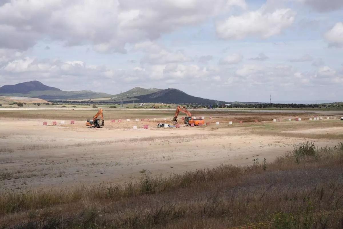 Movimiento de tierras en el espacio reservado para la futura fábrica de cátodos.