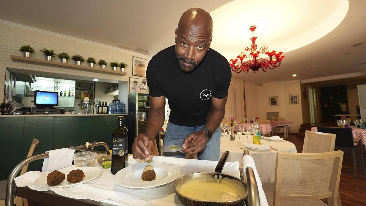 Darryl Middleton preparant un dels plats del seu menú com a xef privat.