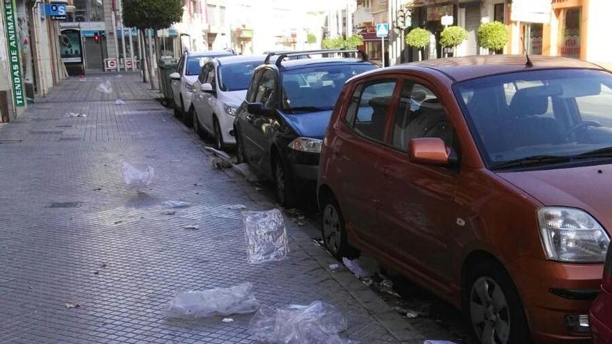 Residuos en la calle tras el mercadillo.