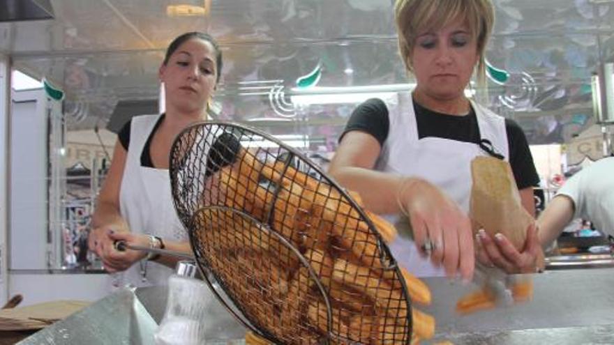 Los churros, con o sin chocolate, se convirtieron ayer en los grandes protagonistas del atardecer a orillas el Ulla.