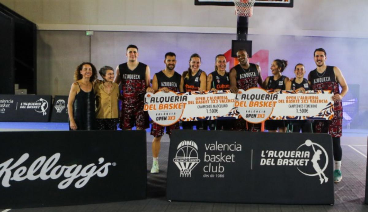 La fotografía con los dos equipos campeones del torneo