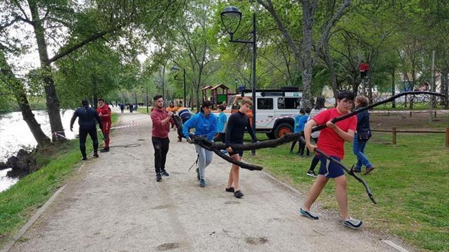 Un club de piragüismo pide la limpieza del río en Plasencia por el peligro para palistas y canoas