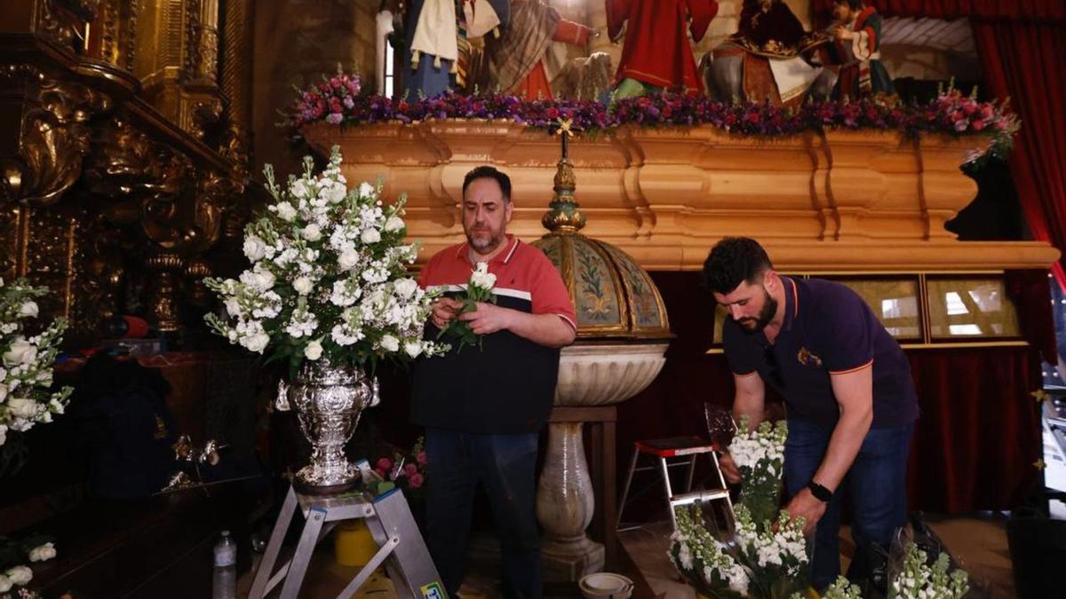 Rafael Barón prepara las flores que llevará el paso de la Borriquita en la procesión del Domingo de Ramos.