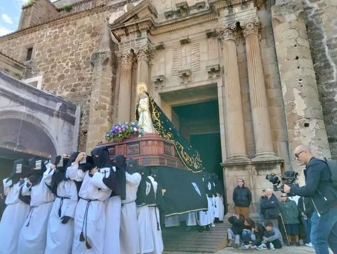 La procesión de la Soledad y el Santo Sepulcro sale en Plasencia