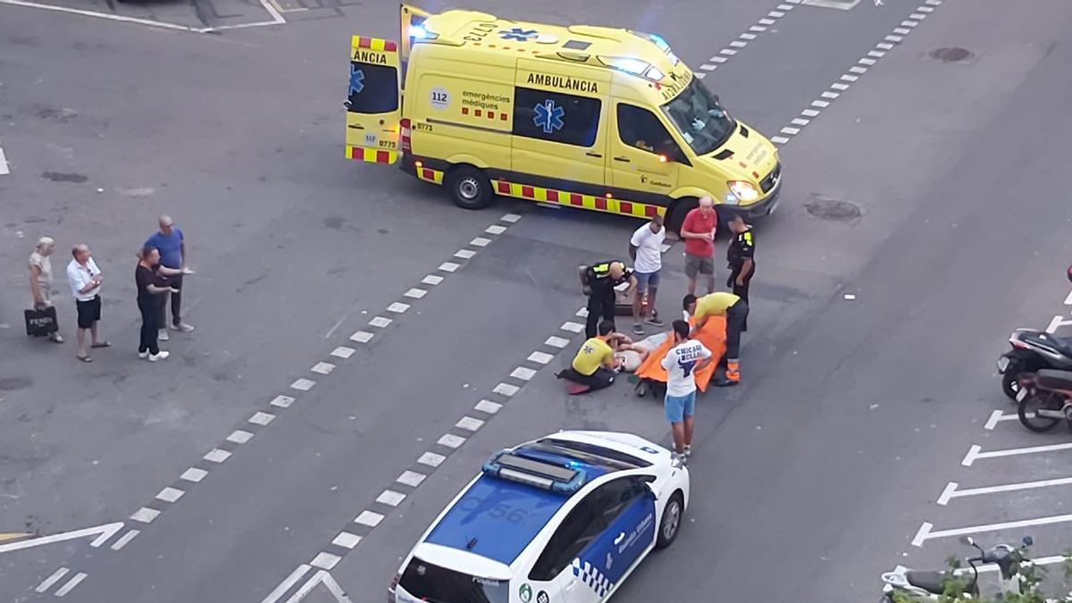 Una ambulancia y una patrulla policial atienden al conductor de un patinete atropellado por un 'rider' en bici