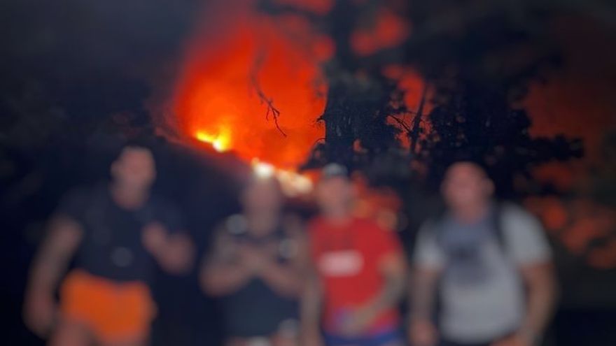 Identificados los irresponsables que se acercaron al volcán de La Palma para hacerse selfies.