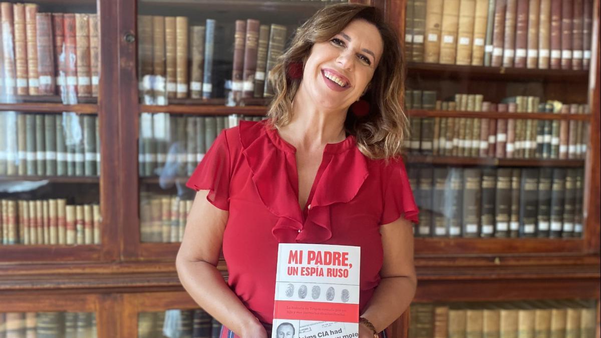 Alejandra Suárez con un ejemplar del libro