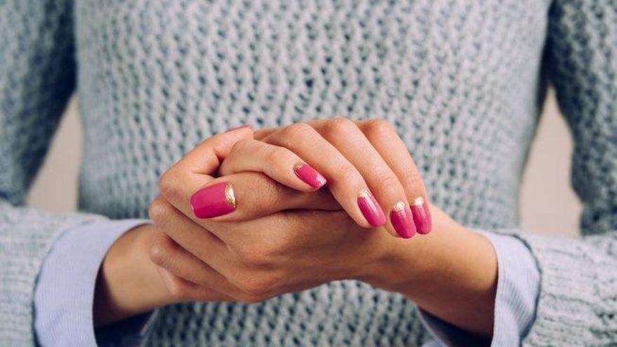 Los dermatólogos alertan del riesgo de las lacas de uñas permanentes y las pestañas postizas