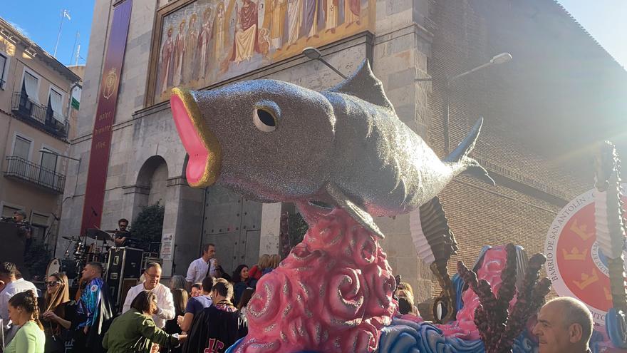 San Antolín se llena de charangas y alegría en la salida de la Sardina hasta el Ayuntamiento