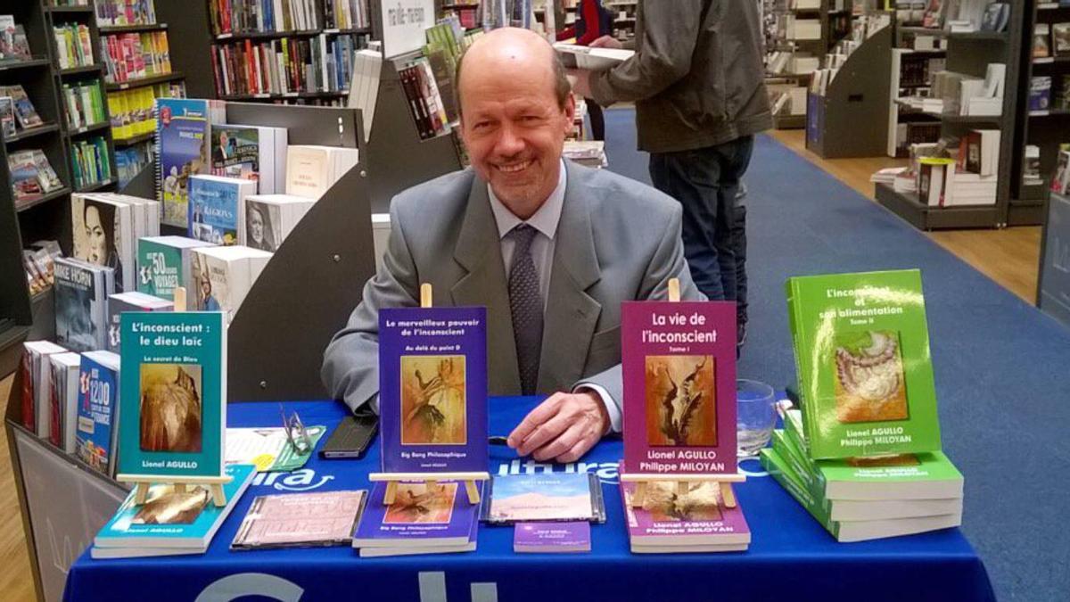 Lionel Agulló, durante un acto público de firma de sus libros. CASO ABIERTO