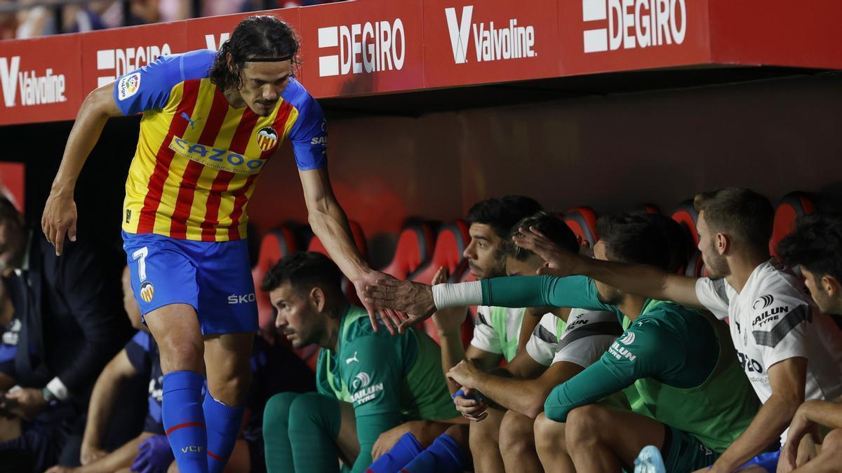 Cavani choca la mano con sus compañeros tras ser sustituido. Sevilla - Valencia