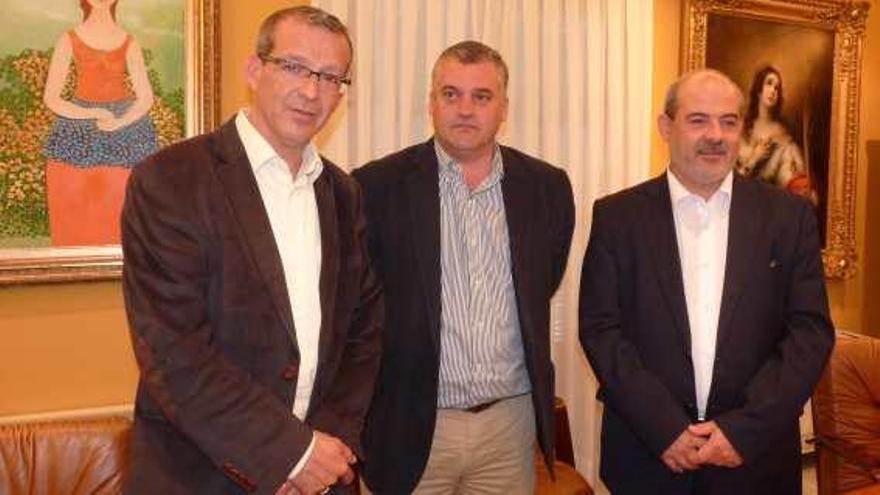 Francisco Salido (UCB), Javier Carnero (PSOE) y Francisco Artacho (IU), ayer.