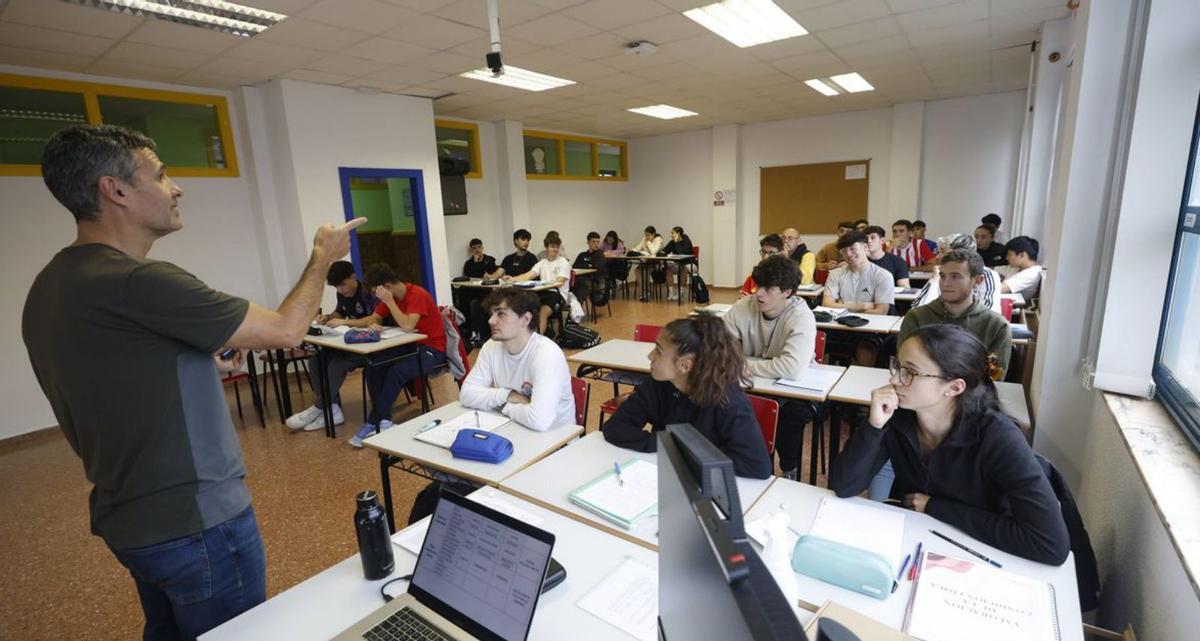 Emilio Suárez imparte una clase teórica del ciclo de Técnico superior en Acondicionamiento físico. | LUISMA MURIAS