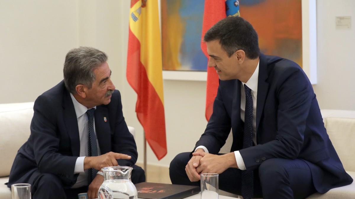 Pedro Sánchez recibe a Miguel Ángel Revilla en la Moncloa