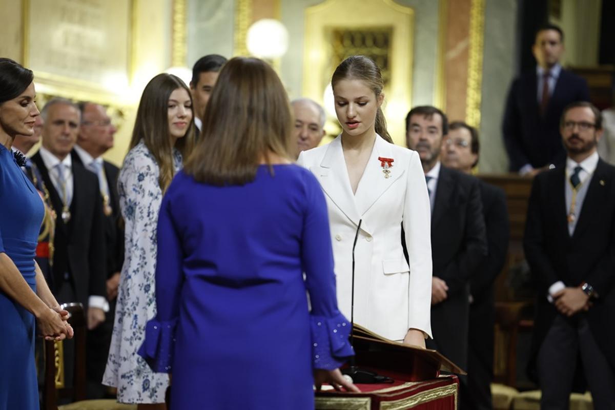 La princesa Leonor jura la Constitución ante la presidenta del Congreso, Francina Armengol.