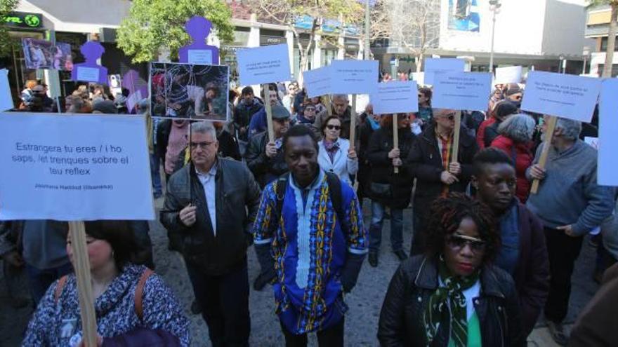 Cientos de manifestantes denuncian las políticas migratorias en una marcha por València.