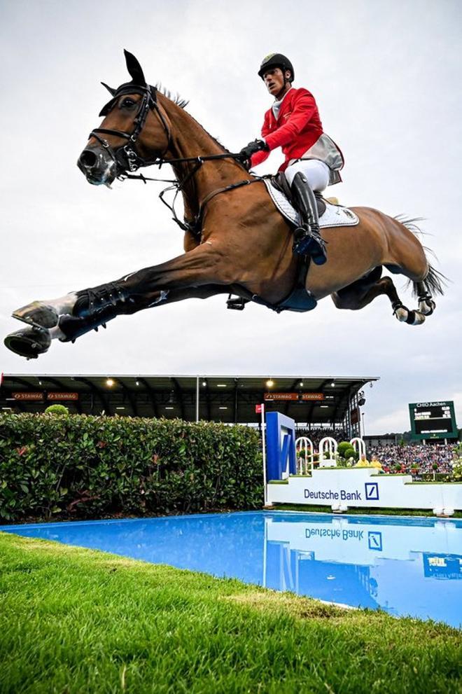 Daniel Deusser de Alemania en Calisto Blue compite en el evento de salto del equipo de la Copa de Naciones en el CHIO en Aachen.