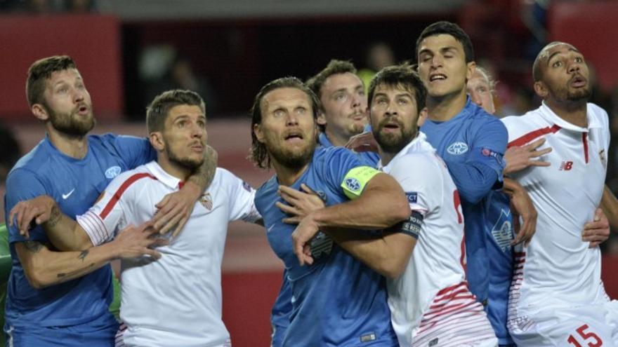 Carriço, Coke y N’Zonzi, en plena disputa por ganar la posición con los jugadores del Molde. / Manuel Gómez