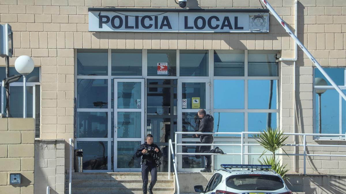 Acceso principal a la Policía Local de Torrevieja