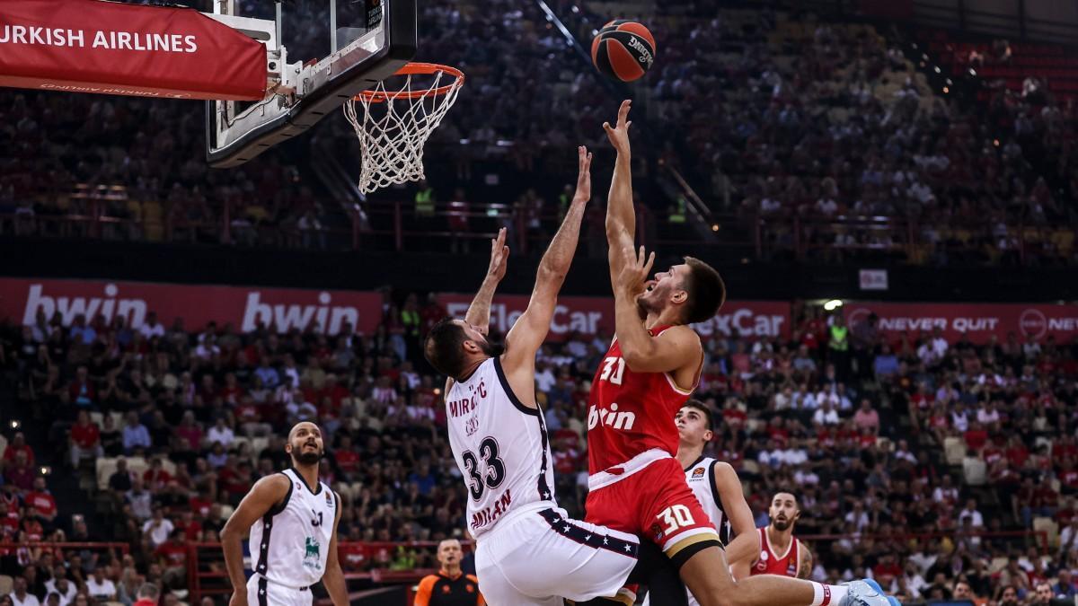 Mirotic trata de pararle los pies a Filip Petrusev en El Pireo