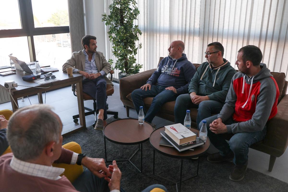 Por la izquierda, José Riestra, en Mareo, junto a los miembros de la asociación Anselmo López.